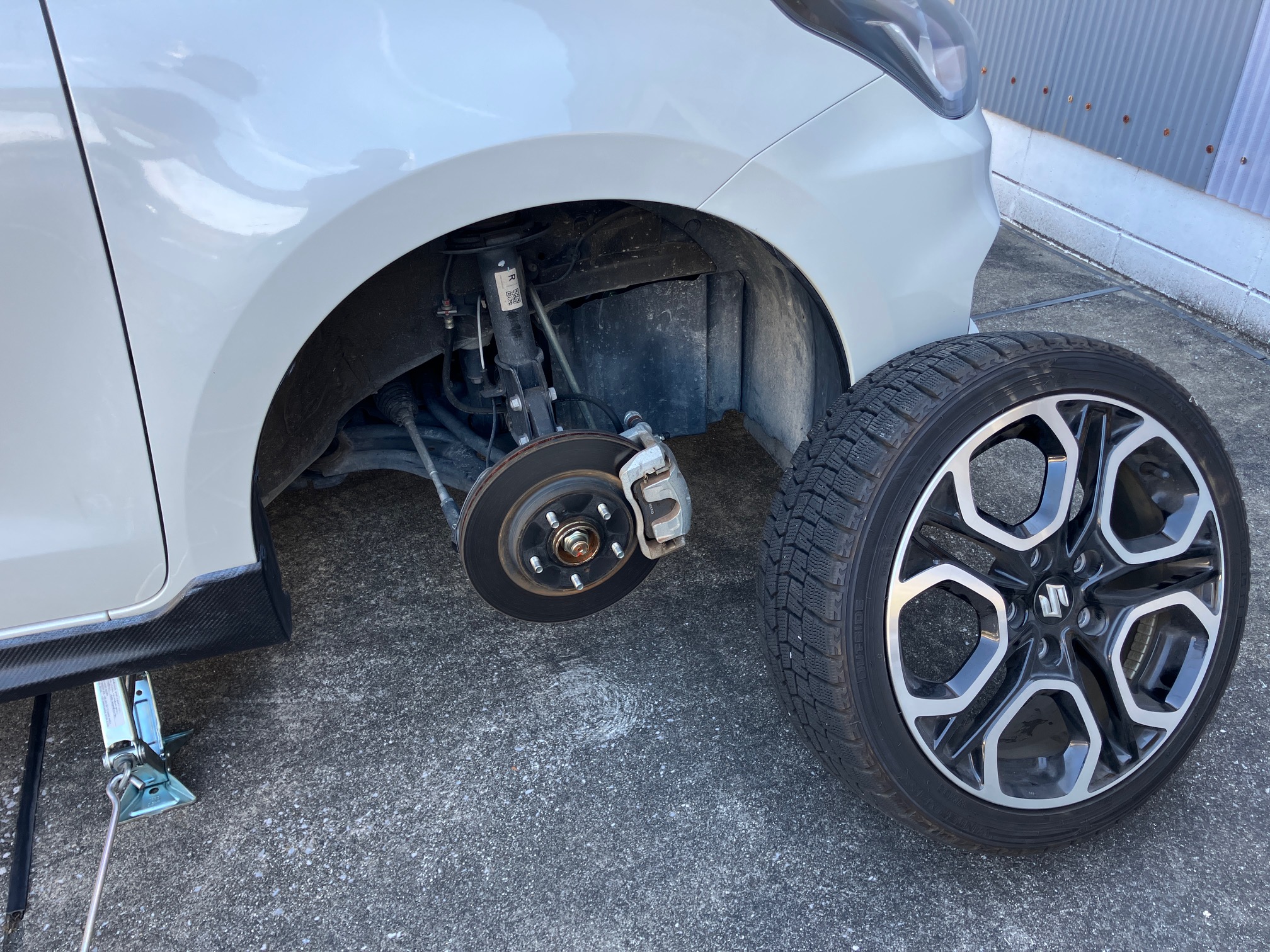 車のタイヤをスタッドレスタイヤに交換しました画像