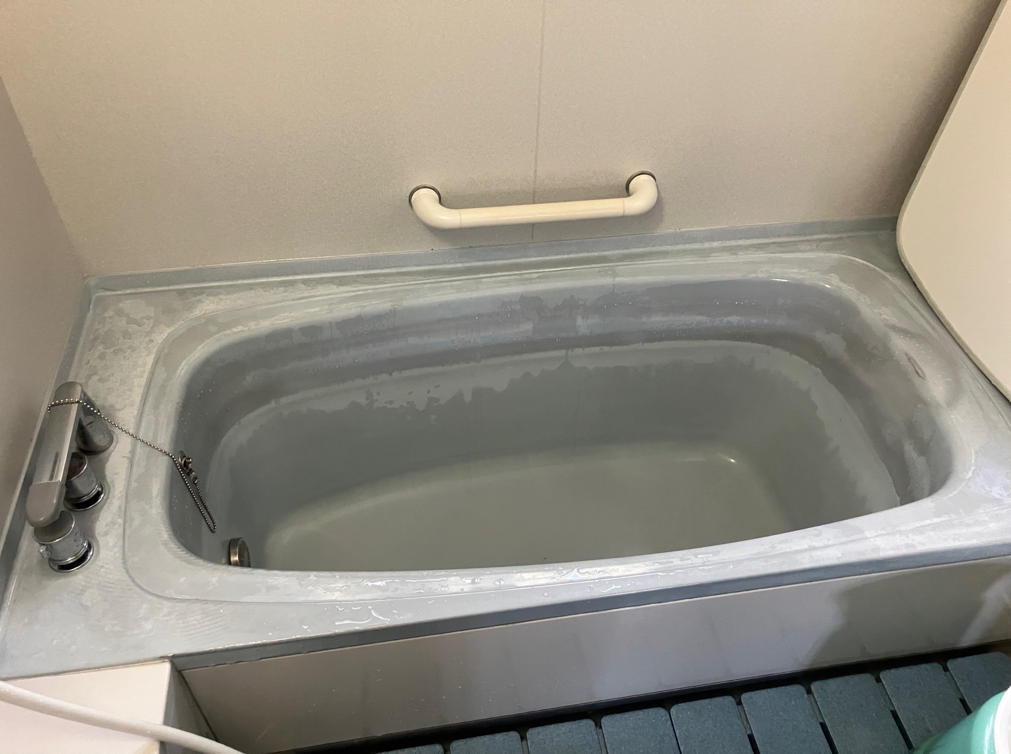 ホーロー浴槽 再塗装前の状態（塗装の剥がれ）