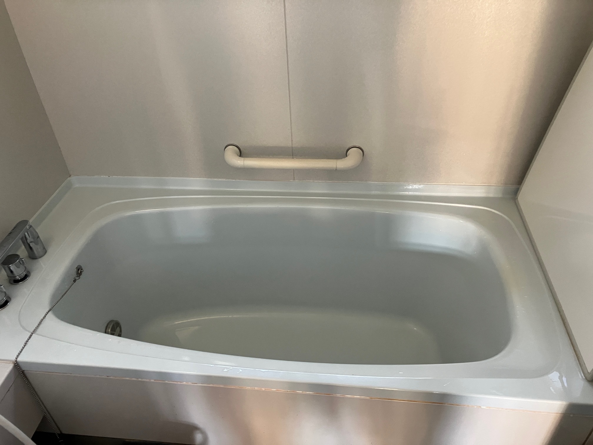 ホーロー浴槽の補修・再塗装後のきれいな仕上がり