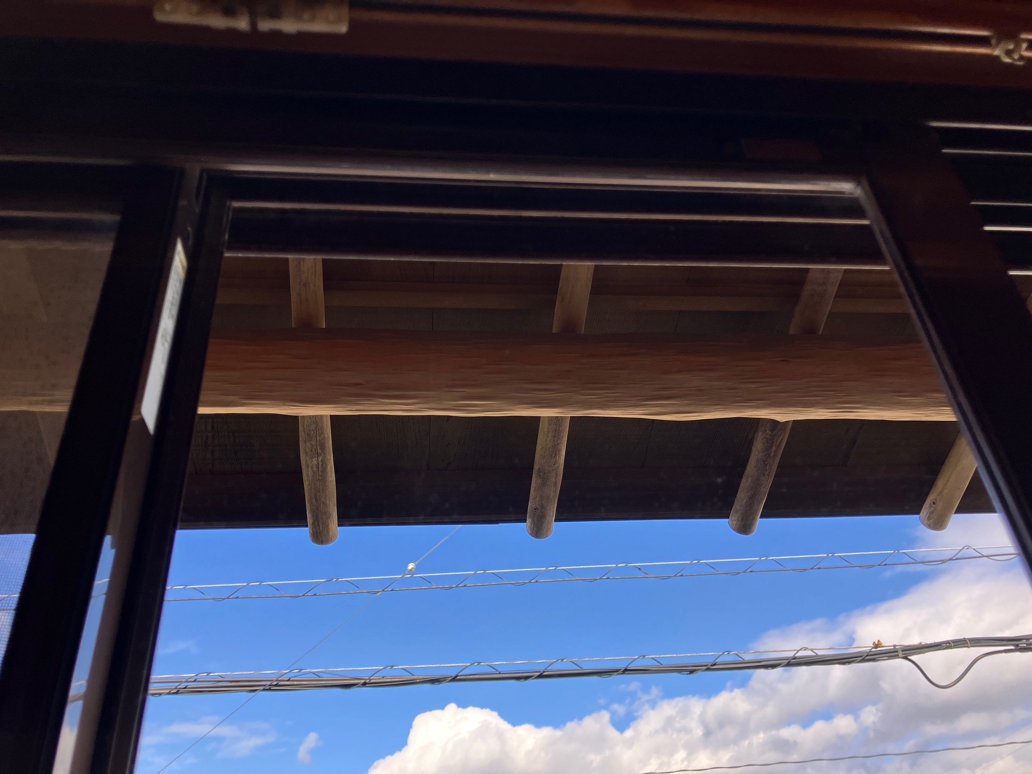 大掃除で窓ガラスを拭き上げた後の、青空が見える室内からの景色