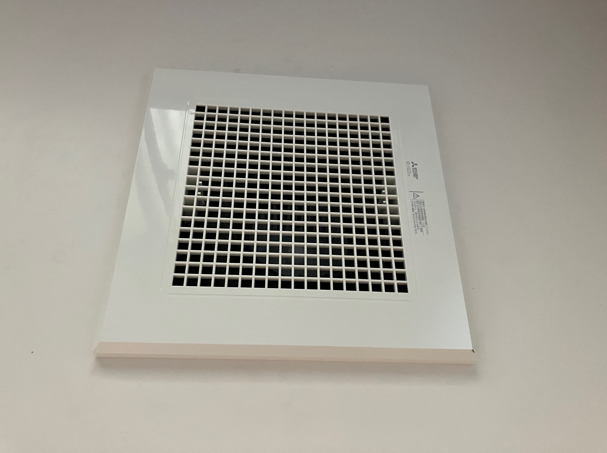 浴室の天井に設置した新しい換気扇（交換後）