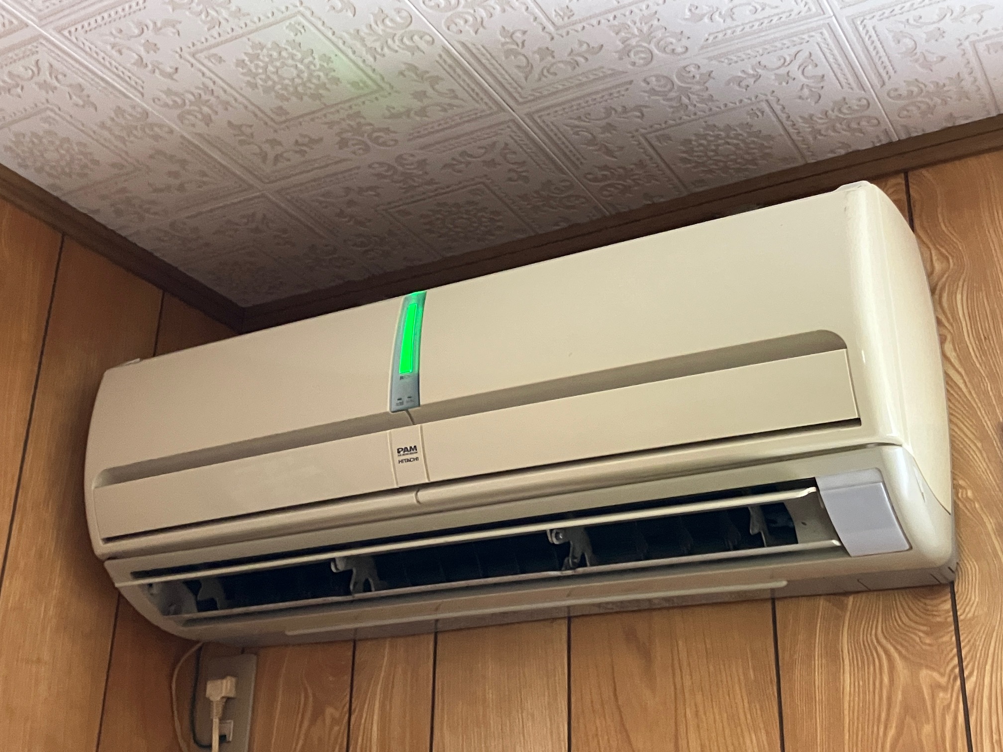 夏前に試運転中の家庭用エアコン 室内機の動作確認風景